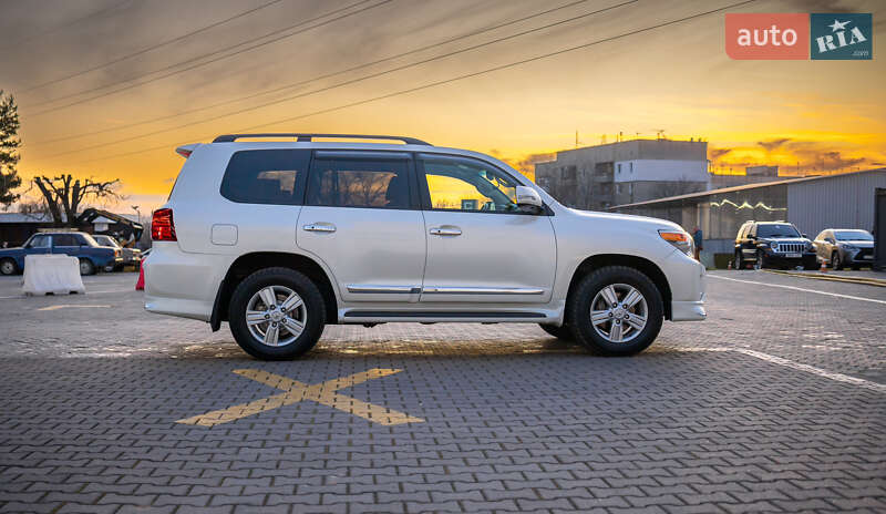 Позашляховик / Кросовер Toyota Land Cruiser 2013 в Чернівцях