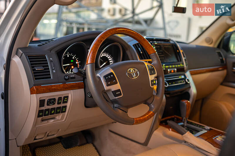 Позашляховик / Кросовер Toyota Land Cruiser 2013 в Чернівцях