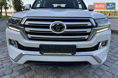 Внедорожник / Кроссовер Toyota Land Cruiser 2017 в 