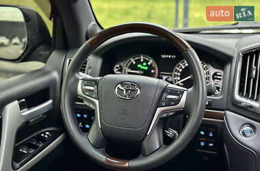 Внедорожник / Кроссовер Toyota Land Cruiser 2017 в 