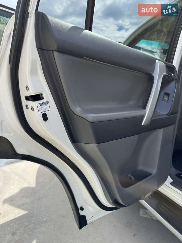 Внедорожник / Кроссовер Toyota Land Cruiser 2012 в Синельниково