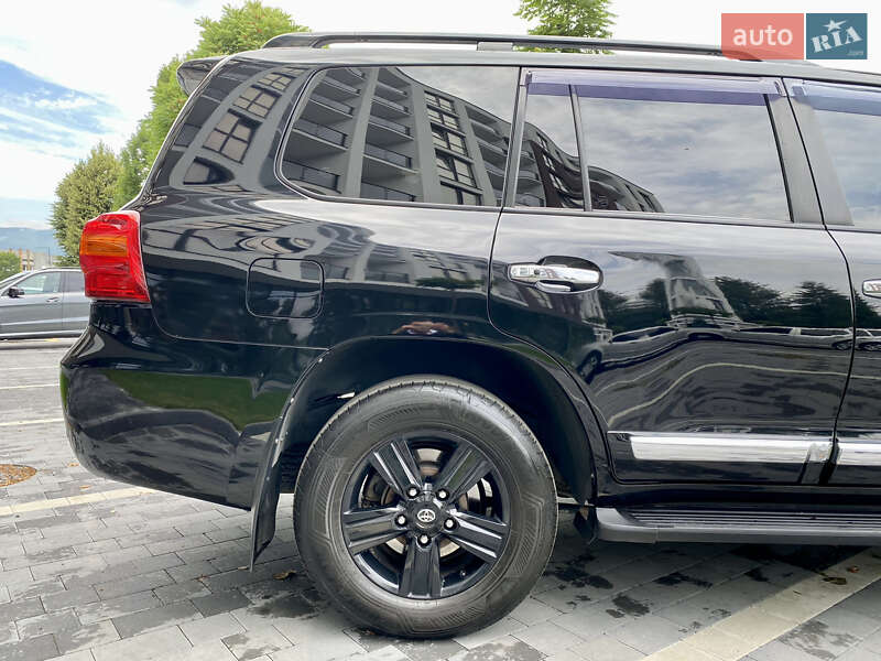 Внедорожник / Кроссовер Toyota Land Cruiser 2012 в Сваляве