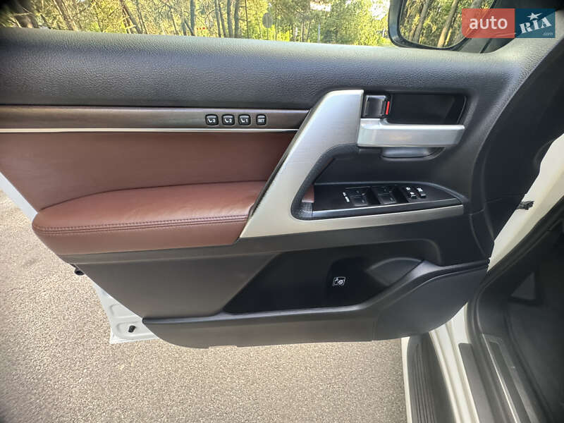 Внедорожник / Кроссовер Toyota Land Cruiser 2017 в Киеве фото 48 Внедорожник / Кроссовер Toyota Land Cruiser 2017 в Киеве