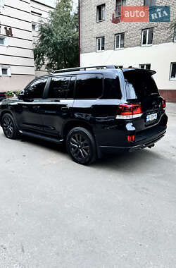 Внедорожник / Кроссовер Toyota Land Cruiser 2017 в 