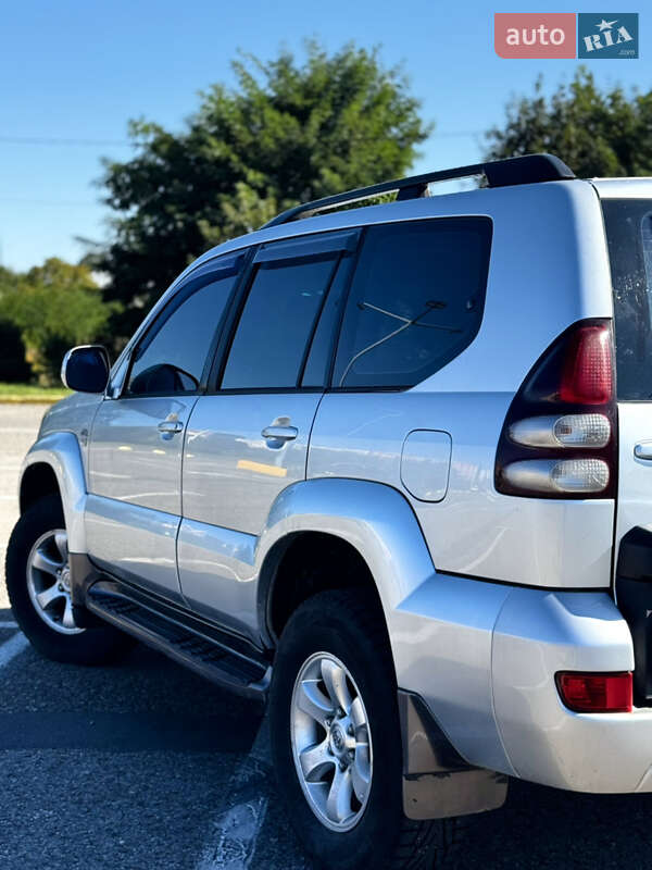 Внедорожник / Кроссовер Toyota Land Cruiser 2004 в Черновцах