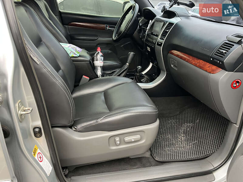 Внедорожник / Кроссовер Toyota Land Cruiser 2005 в Краснограде