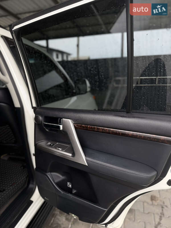 Внедорожник / Кроссовер Toyota Land Cruiser 2012 в Каменец-Подольском