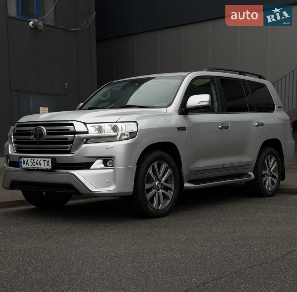ВЛАСНИК!

Другий власник ! (Не третій, не четвертий і не пʼятий ) дивіться історію перереєстрацій.

Офіційна Toyota LAND CRUISER 200 Executive Lounge в гарному стані!!! Куплена у оф. дилера в 16.11.2018 !
Обслуговування виключно на офіційному дилері Toyota! 
НЕ БИТА! НЕ ФАРБОВАНА! 100% 
Не один болтик не кручений!
Сама максимальна комплектація  
Executive Lounge (крім чорної стелі та прошитих сидінь).
Гідро-пневматична підвіска.
Клімат контроль 4-х зон для задніх пасажирів.
Безпровідна зарядка.
LED фари.
LED протитуманки.
KEY'S LETS GO Система комфортного доступу і запуску без ключа START-
STOP.
Кнопка запуску двигуна Start/Stop.
Датчик сліпих зон.
Утримання у смузі.
Дистроник адаптивний.
Camera 360.
Park assistant.
Датчик світла/дощу.
Памʼять сидінь та положення рульової колонки.
Холодильник.
Оздоблення салона темним деревом!
Деревяний руль з підігрівом!
Підігріви всіх сидінь та вентиляція передніх сидінь.
Повний привід 4WD з пониженою передачою та блокуванням міжосевого диференціал.
BLUETOOTH/AUX/USB NAVI з картами Украіни!
Акустика обʼємного звучання JBL.
Зимова гума .

Додатково встановлено: Захист двигуна та коробки АКПП, підкрилки, бризговики, сигналізація з міткою та додатково охоронний комплекс !

Проведена антикорозійна обробка рами!зроблено ТО включаючи тормозні колодки, мастило в АКПП, роздаткі, мостах, нові акумулятори все на офіційному сервісі Тойота.

Більше інформації за телефоном