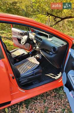 Хэтчбек Toyota Prius C 2012 в 