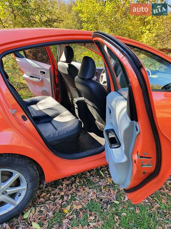 Хэтчбек Toyota Prius C 2012 в Житомире