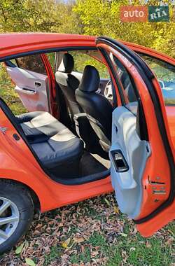 Хэтчбек Toyota Prius C 2012 в 