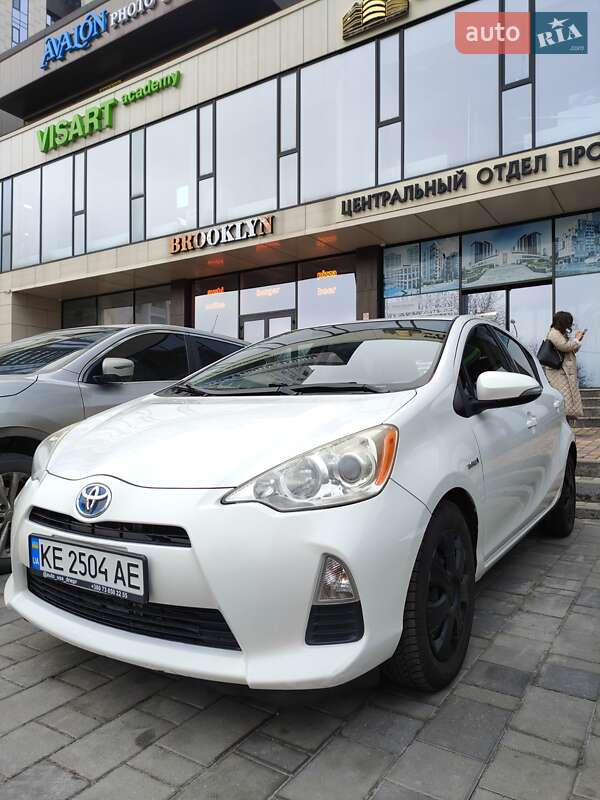 Хетчбек Toyota Prius C 2013 в Дніпрі
