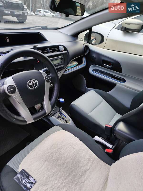 Хетчбек Toyota Prius C 2013 в Дніпрі