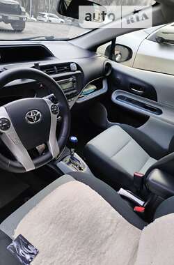 Хэтчбек Toyota Prius C 2013 в Днепре