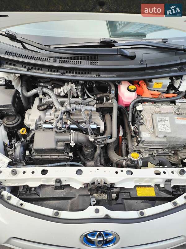 Хетчбек Toyota Prius C 2013 в Дніпрі