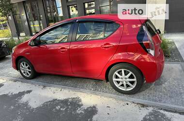 Хэтчбек Toyota Prius C 2015 в Киеве