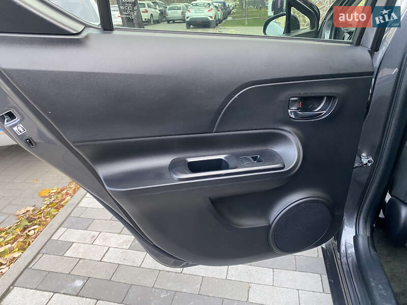 Хетчбек Toyota Prius C 2015 в Києві