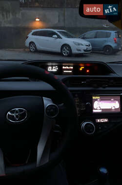 Хэтчбек Toyota Prius C 2016 в 