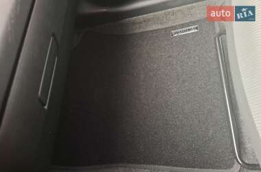 Хэтчбек Toyota Prius C 2016 в 