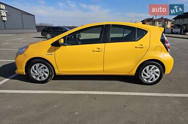 Хетчбек Toyota Prius C 2015 в 