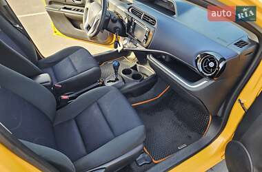 Хетчбек Toyota Prius C 2015 в 