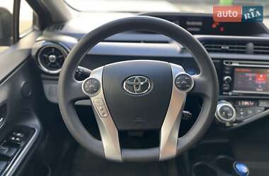 Хетчбек Toyota Prius C 2015 в 