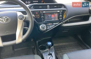 Хетчбек Toyota Prius C 2015 в 