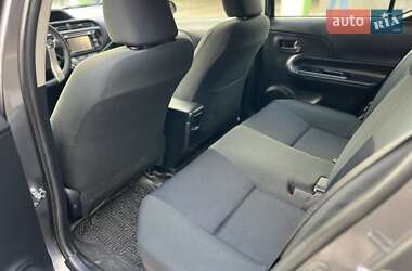 Хетчбек Toyota Prius C 2015 в 