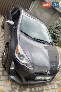 Хэтчбек Toyota Prius C 2016 в 