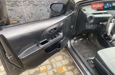 Хэтчбек Toyota Prius C 2016 в 