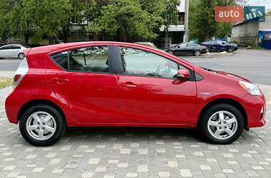 Хэтчбек Toyota Prius C 2012 в 