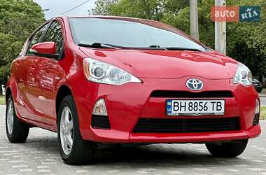 Хэтчбек Toyota Prius C 2012 в 