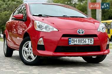 Хэтчбек Toyota Prius C 2012 в 
