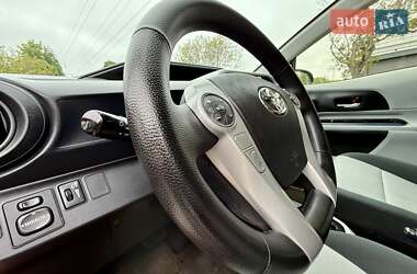 Хэтчбек Toyota Prius C 2012 в 