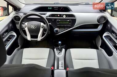 Хэтчбек Toyota Prius C 2012 в 