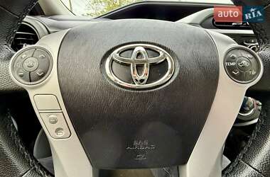 Хэтчбек Toyota Prius C 2012 в 