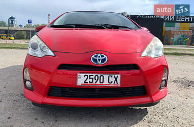 Хэтчбек Toyota Prius C 2015 в 