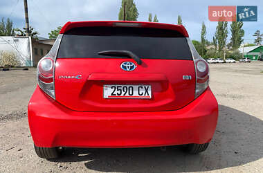 Хэтчбек Toyota Prius C 2015 в 