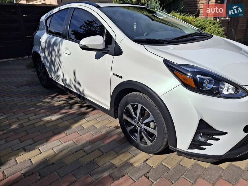 Хэтчбек Toyota Prius C 2018 в Киеве