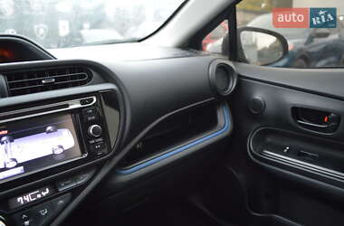 Хэтчбек Toyota Prius C 2012 в 