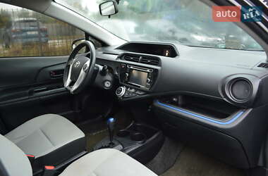 Хэтчбек Toyota Prius C 2012 в 