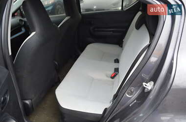 Хэтчбек Toyota Prius C 2012 в 