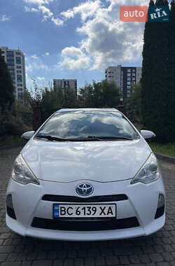 Хэтчбек Toyota Prius C 2013 в 