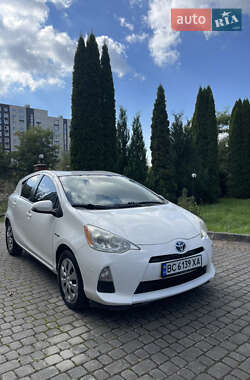 Хэтчбек Toyota Prius C 2013 в 