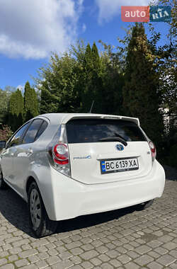 Хэтчбек Toyota Prius C 2013 в 
