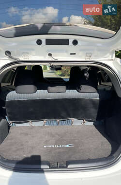 Хэтчбек Toyota Prius C 2013 в 