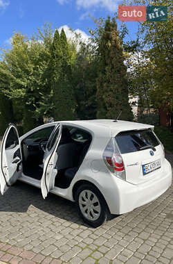 Хэтчбек Toyota Prius C 2013 в 