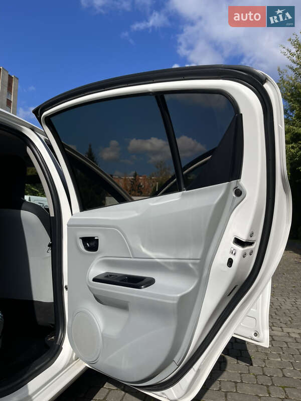 Хэтчбек Toyota Prius C 2013 в Львове