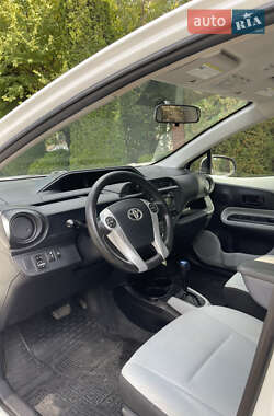 Хэтчбек Toyota Prius C 2013 в 