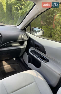 Хэтчбек Toyota Prius C 2013 в 